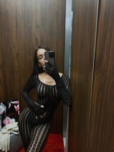 Read more about the article Ellie Leen in Hot Black Dress Onlyfans Leaked