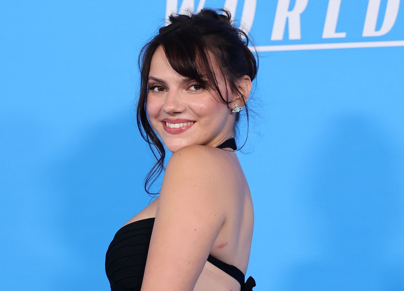 Dafne Keen in Hot Black Dress Photos (3)