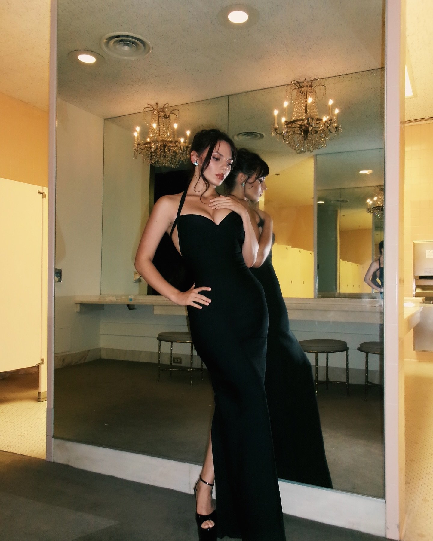 Dafne Keen in Hot Black Dress Photos (8)
